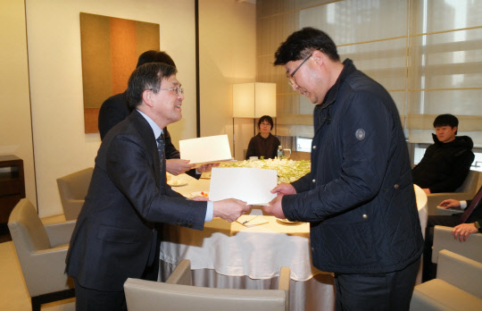 권오현 삼성전자 회장(왼쪽)이 지난 2016년 1월 14일 삼성전자 서초사옥에서 반도체 백혈병 문제와 관련해 가족대책위원회 송창호 대표에게 사과문을 전달하고 있는 모습. <삼성전자 제공>